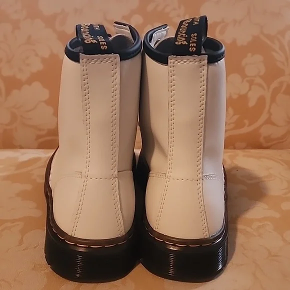 Womans Dr. Airwait Martens NWOT - Picture 3 of 13